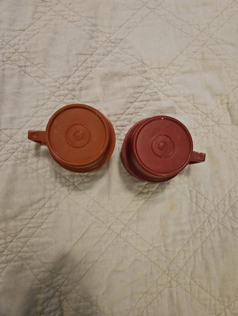 Tupperware Set of Two Stackable Plastic Mugs in Orange and Red